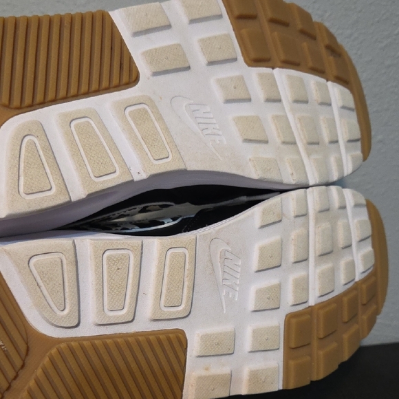 Nike Women's White and Black Sneakers with Animal Print - Picture 8 of 9